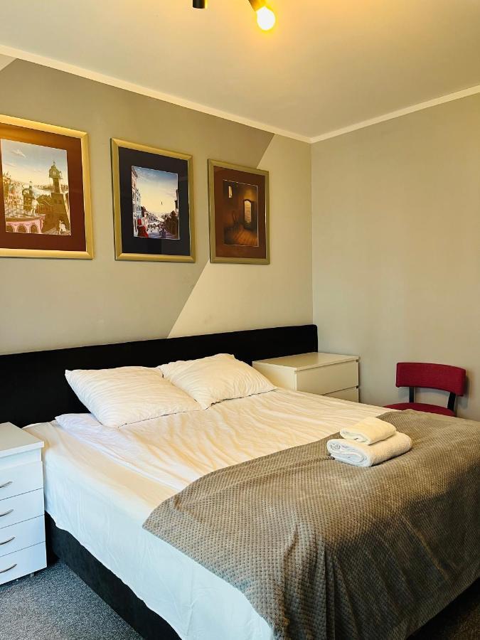 Airport Comfy Guest Home Varşovia Exterior foto